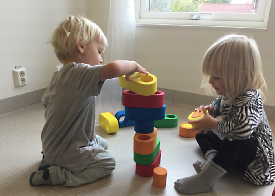 Barn bugger med mjuka klossar.