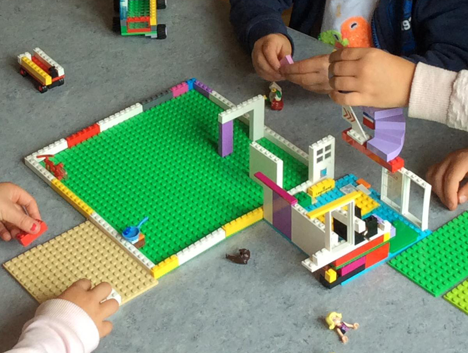 Bygger lego tillsammans