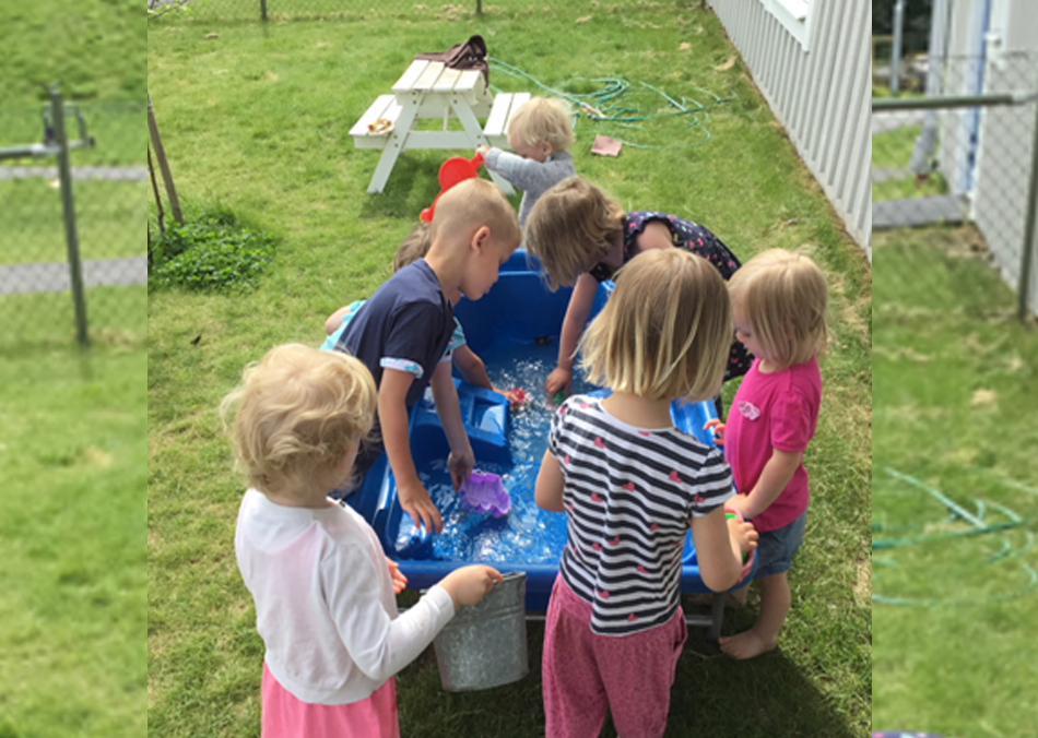 Vattenlek på gården.